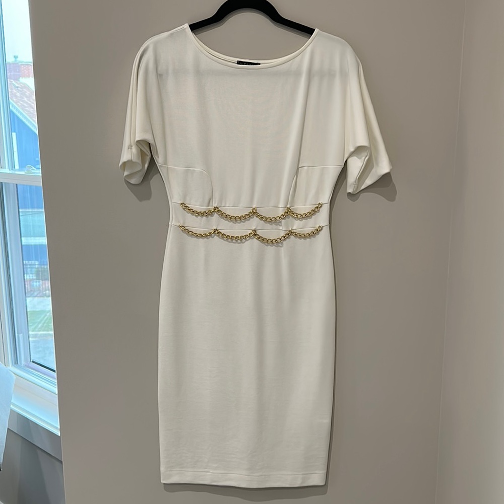 VENUS SIZE 8 Brand new never worn ivory short sleeve dress w/ gold chain detail